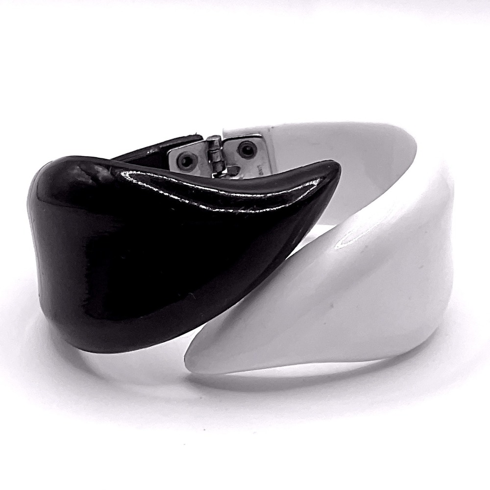Vintage Hong Kong‎ Clamper Bracelet Black White Acrylic Mod Art Deco Statement